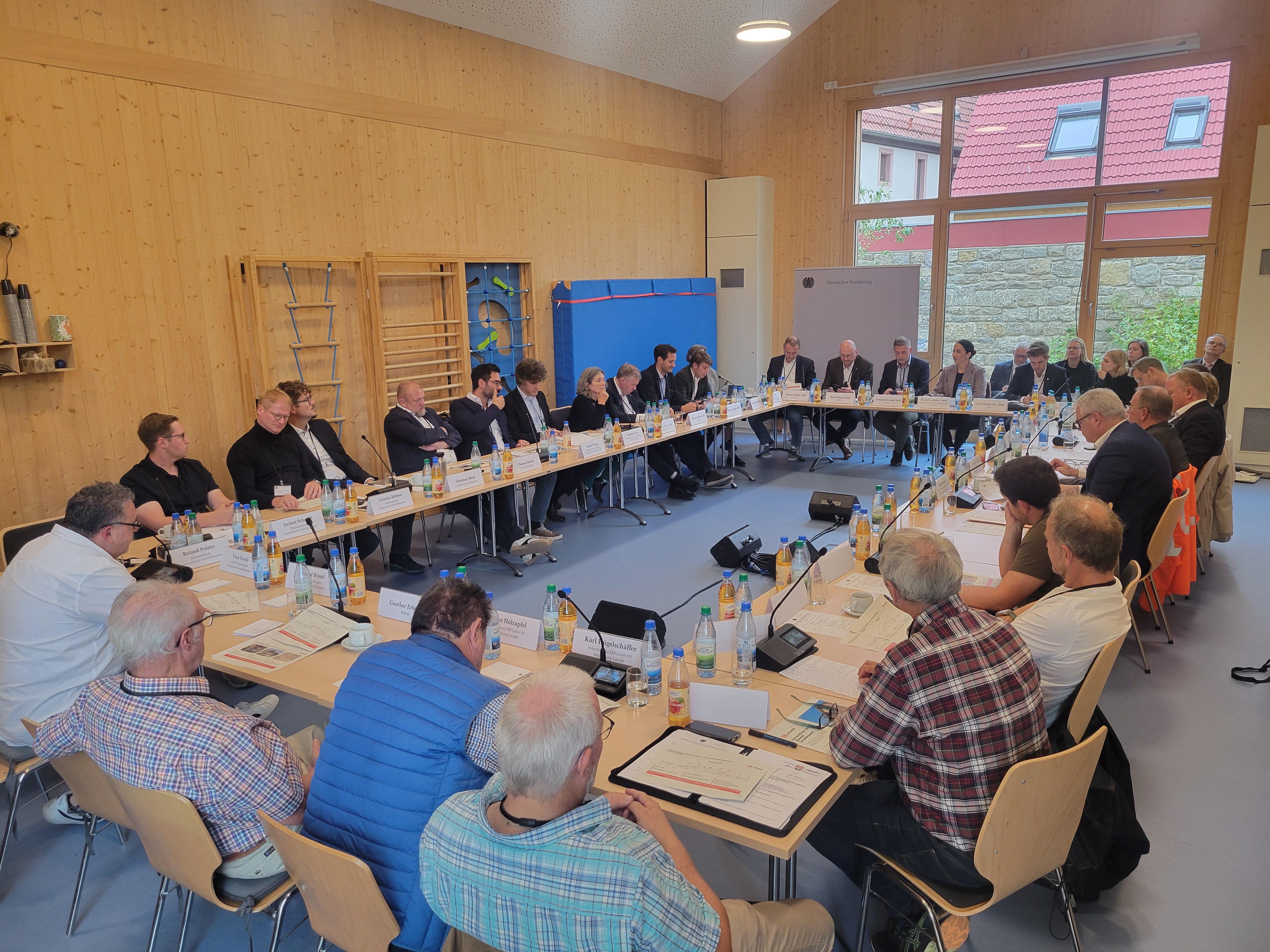 Gemeinsame Besprechung zum Bahnhof Geroldshausen mit Vertreterinnen und Vertretern aus Bundestag, Bayerischem Landtag, Deutscher Bahn, Behörden und Kommunen