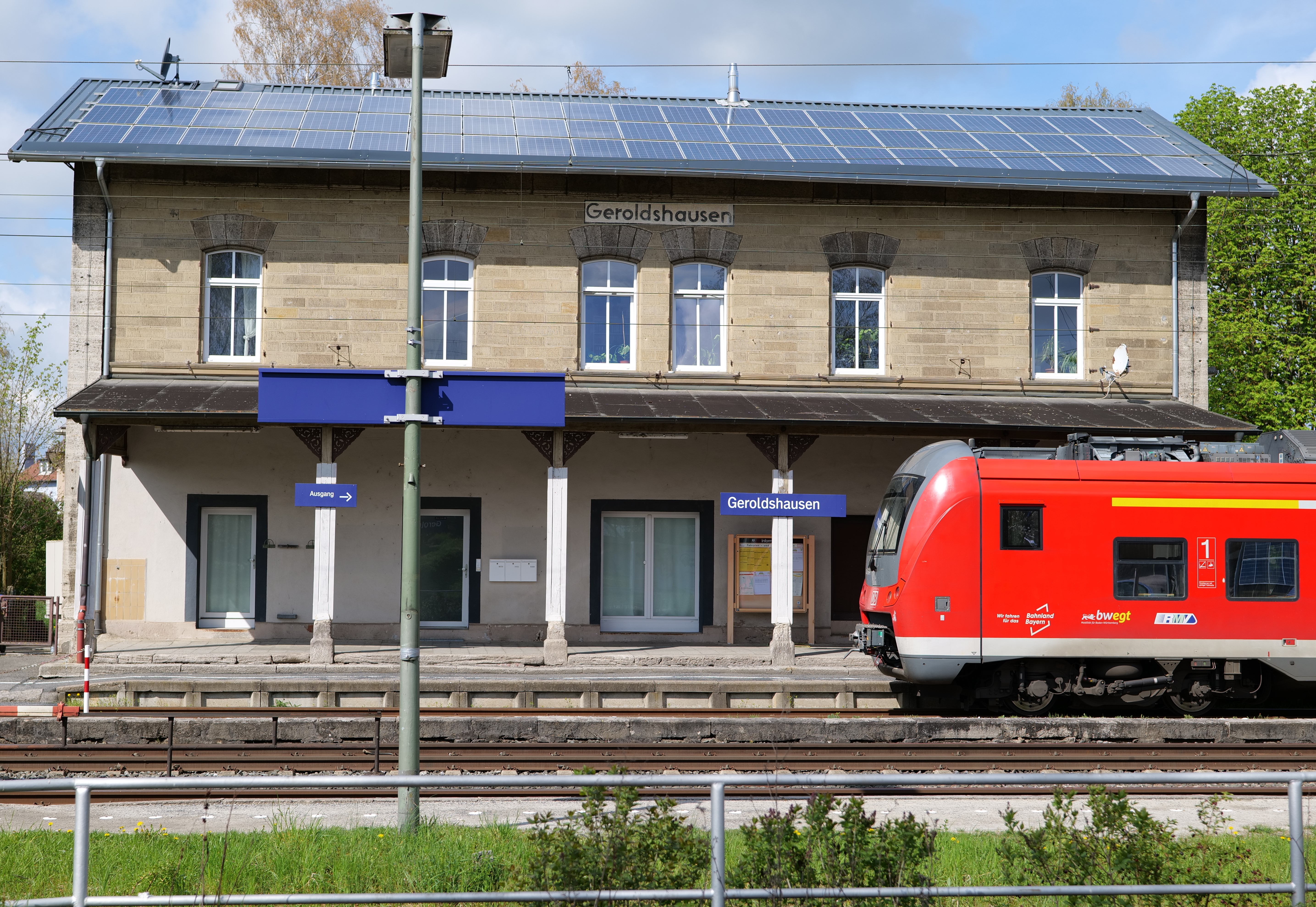 Bahnhof Geroldshausen mit rotem Regionalzug